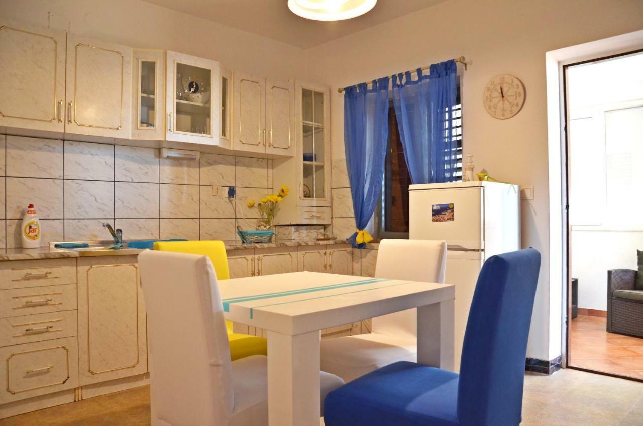 Apartments Ivusic Хвар Экстерьер фото