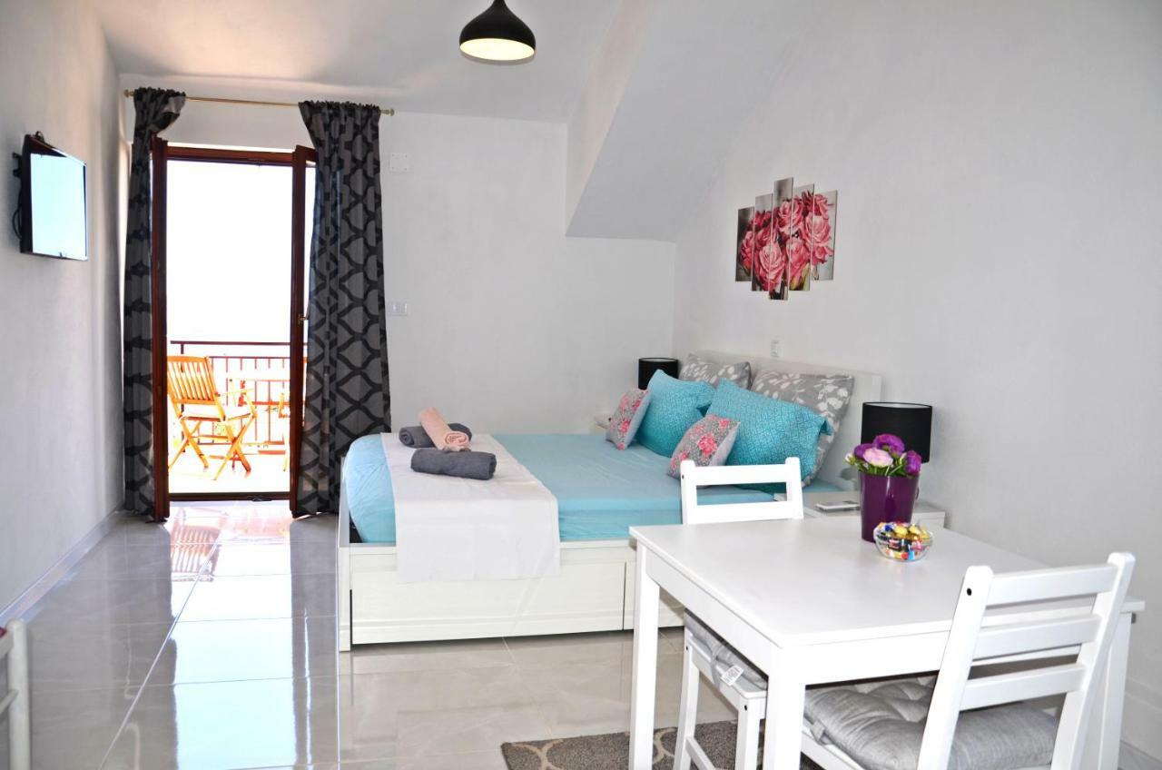 Apartments Ivusic Хвар Экстерьер фото